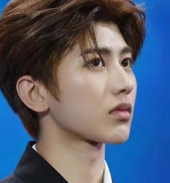 蔡徐坤再遭整容质疑下巴轮廓奇怪被指像蛇精脸笑起来太恐怖