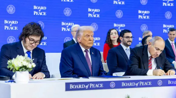 現場圖片顯示，特朗普在簽署儀式上根本笑不出來 達沃斯論壇官網