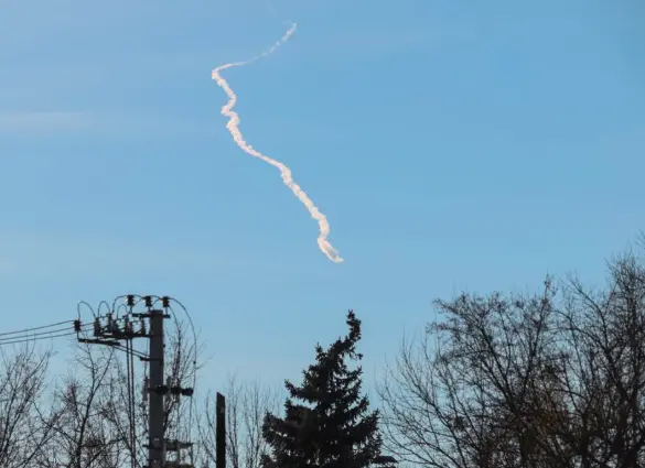 15日在基辅附近，一枚导弹发射后在天空中留下的痕迹。