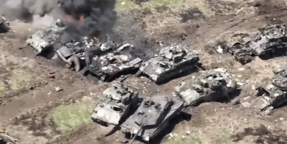 乌军被击毁的美德援助的装甲车辆残骸