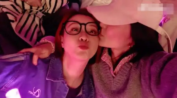 谢娜还发文称：&ldquo;左亲亲右亲亲，多年好友，这就是爱。和闺蜜一起看演唱会，快乐加倍。&rdquo;