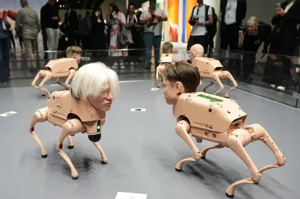 藝術展上，馬斯克、貝佐斯被做成“會拉屎的機器狗”