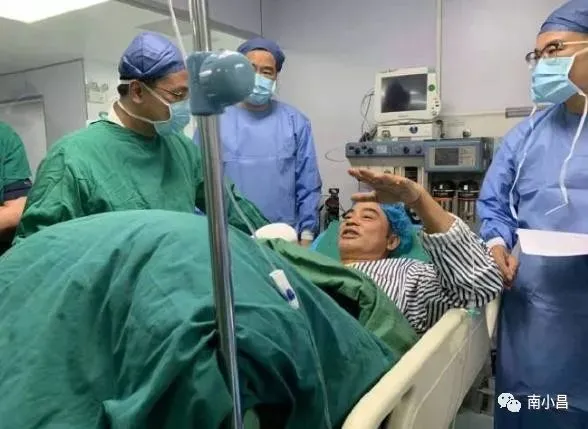 参加商演，韩雪曾被熊抱，刘亦菲曾被扑倒，而现在任达华竟被刀刺-韩雪跟流量有什么关系