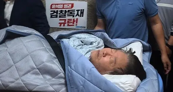 李在明今天因健康状况恶化而被送往医院。图源：yna