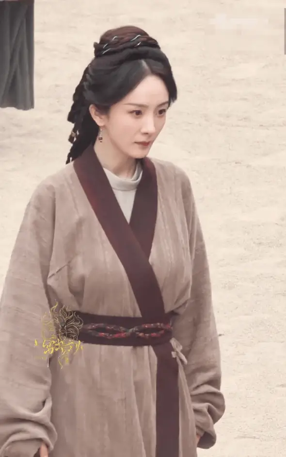 杨幂着素色襦裙典雅大气。