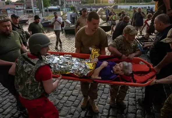 泽连斯基：俄射杀大坝救援人员，大量死尸顺洪水漂流