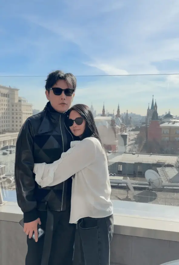 伊能静说:“是不是好多妈妈都这样?有了孩子以后,生活就只是绕着孩子转。那天接到‘妻子的浪漫旅行’节目组来询问,我和秦先生聊起来,才发现怀上米粒后两个人没有好几天单独去玩过。公婆知道了,特别开心,说你俩出去走走。姐姐也说,你一直那么忙,难得可以休息,把米粒交给我们,你跟大昊就当作是度蜜月吧。就这样参加春晚结束后,先飞回沈阳和公婆过年,接着回上海过了个生日,就通知要出发了。”