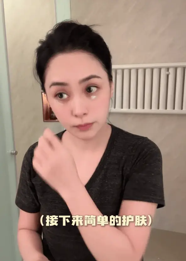 阿娇卸妆结束后护肤。