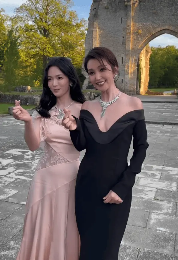 李冰冰与宋慧乔比心拍照，互动有爱。