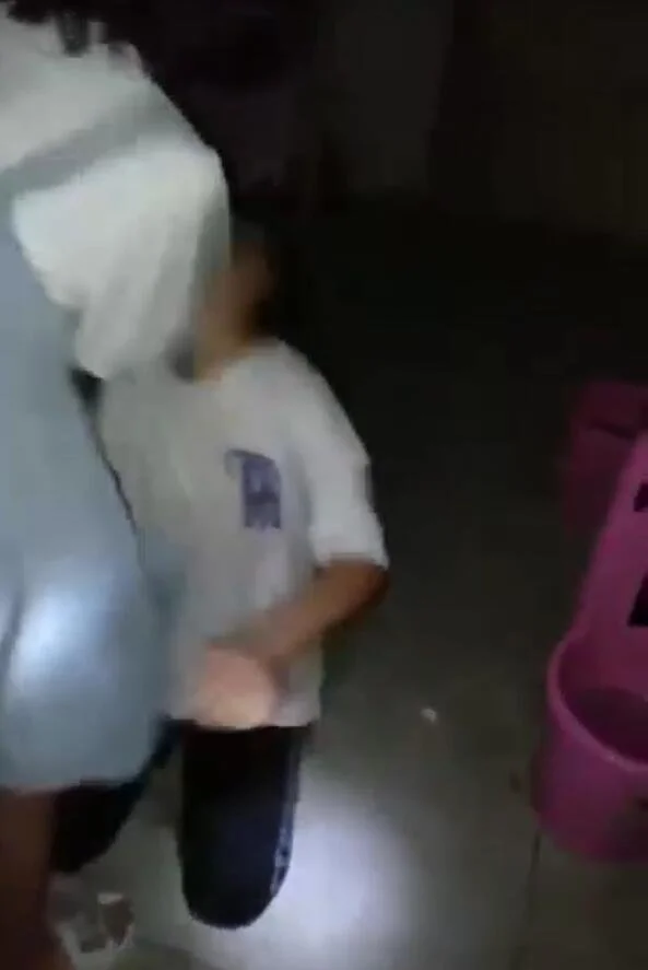 网传视频中，女孩跪在地上被人扇耳光。