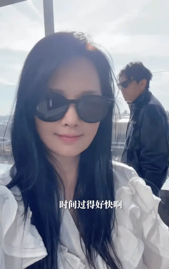 伊能静说:“在米粒九岁的这一年,仿佛如期赴约。这一次不是妈妈、不是老婆、不是媳妇,而是那个最初一眼爱上了秦先生的自己。唯一不同的是,爱的初心还在,但心却完全松弛了。曾经产后忧郁肿着眼睛问秦先生‘我美不美’的我,现在觉得自己美得要命——不是外表,是在这个年纪,依然浪漫,对生命的安排从不气馁。这些都是在这趟旅行里,两个人面对面的觉察。”