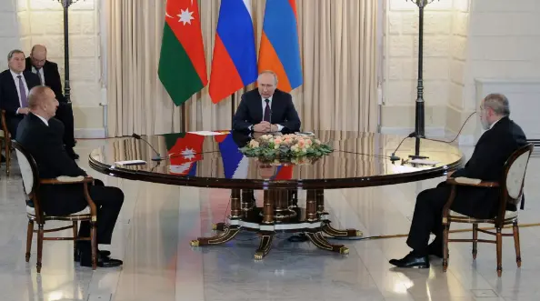 2022年11月，俄罗斯、亚美尼亚、阿塞拜疆三国领导人举行会谈，强调筹备亚阿两国和平协议的重要性。图自俄罗斯卫星社