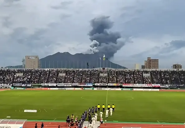 今年第2次！日本足球联赛进行时，看台后的火山突然爆发