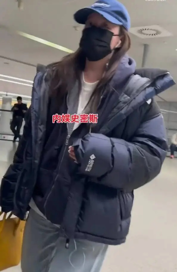 阚清子疑似怀孕后首次现身机场 休闲保暖装扮低调出行
