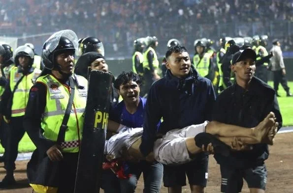 球迷冲突致上百人死亡 印尼官方表态