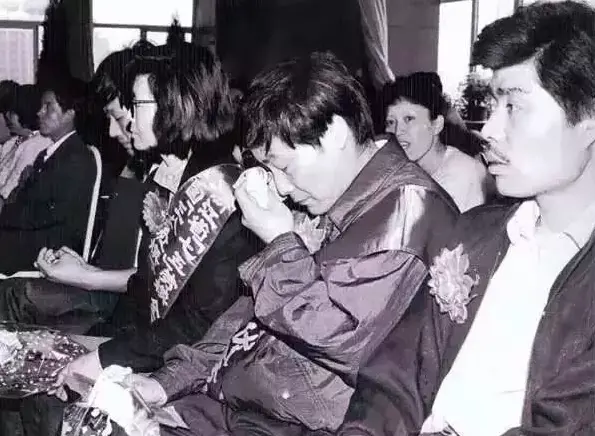 1992年,宗庆后从上城区委手中 接过10万元奖金时落泪