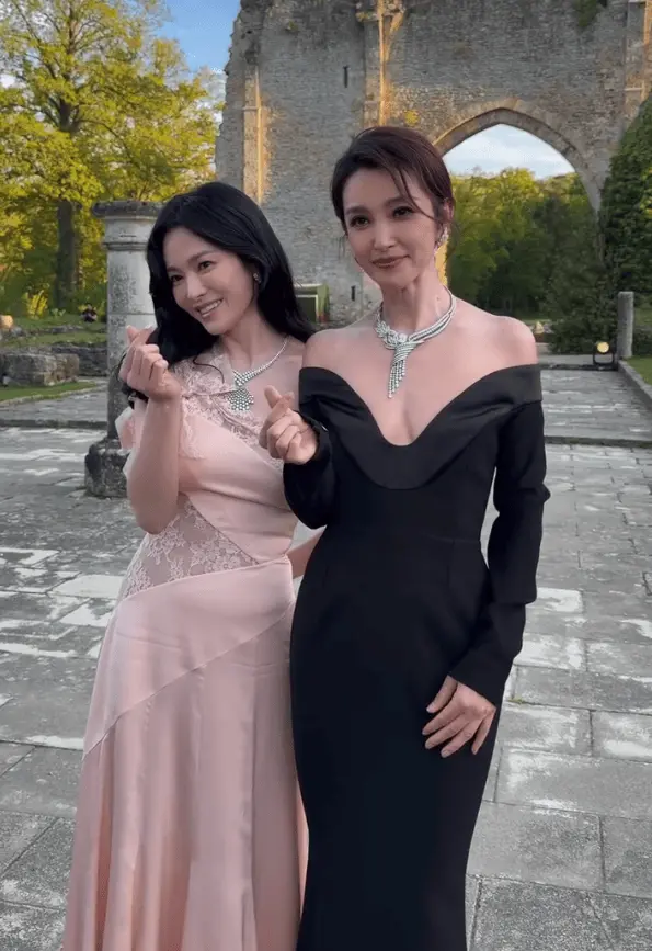 二人笑容灿烂，心情大好。