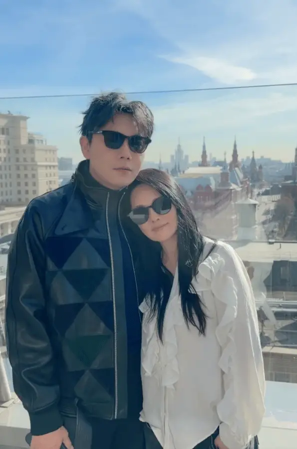 搜狐娱乐讯 9日,伊能静在社交平台上发长文分享自己参加综艺节目和老公秦昊单独出门旅行的经历,她表示:“我和秦先生有十年没有单独旅行了。自从有了米粒,每次出行,一定是带女儿、带公婆、带姐姐。再加上秦先生过去几年一直在拍戏,难得休息回家,好不容易见到女儿几天,我和他都舍不得丢下女儿,跑去二人世界。”