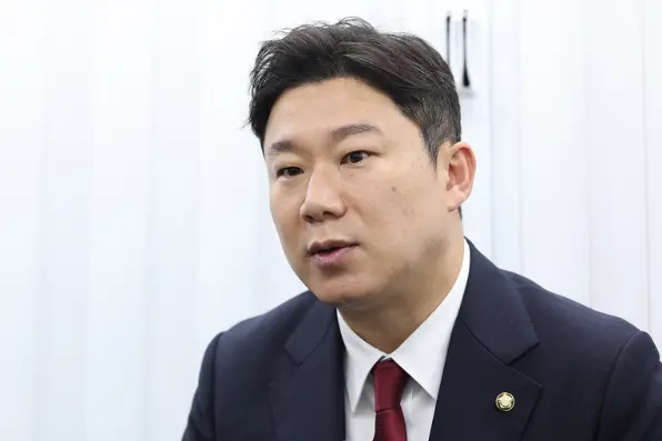 尹锡悦弹劾案通过可能性增大,又一名议员支持弹劾