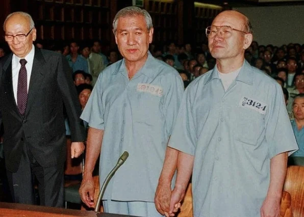 右为全斗焕，中间为卢泰愚