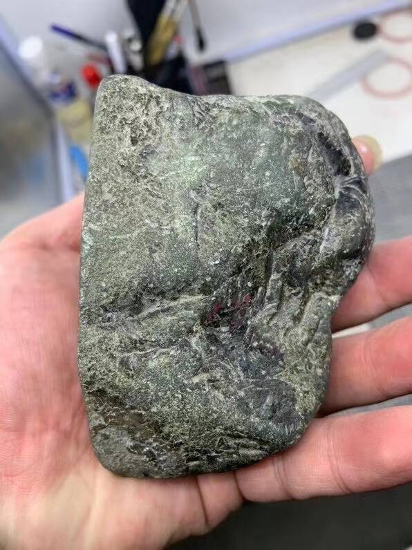 翡翠原石700克南齐敞口墨翠牌子挂件戒面料满墨无疑黑度油量