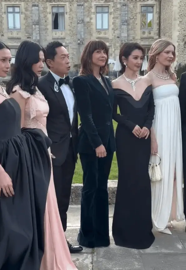 宋慧乔、苏菲&middot;玛索、李冰冰等美女们同框合影。