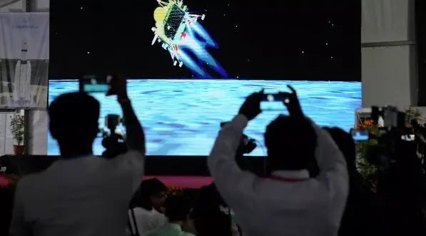 印度“月船3号”成功登陆月球南极，普京发声