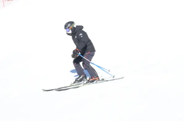 雪友在长白山和平滑雪场疯玩。凤凰网吉林 刘博义/摄
