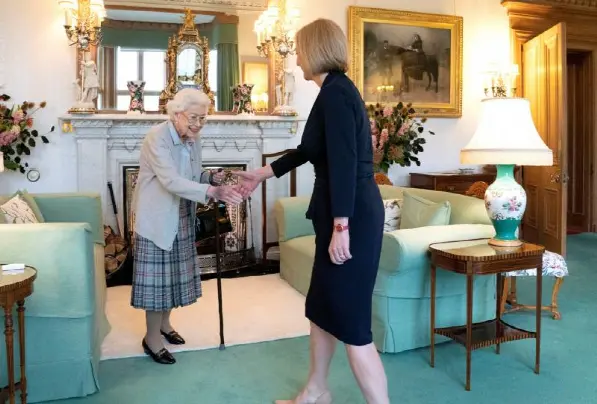 ▎今年9月6日，英国女王伊丽莎白二世（左）在苏格兰巴尔莫勒尔堡正式任命伊丽莎白·特拉斯为英国新任首相