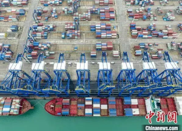 资料图：航拍海南洋浦国际集装箱码头。骆云飞 摄