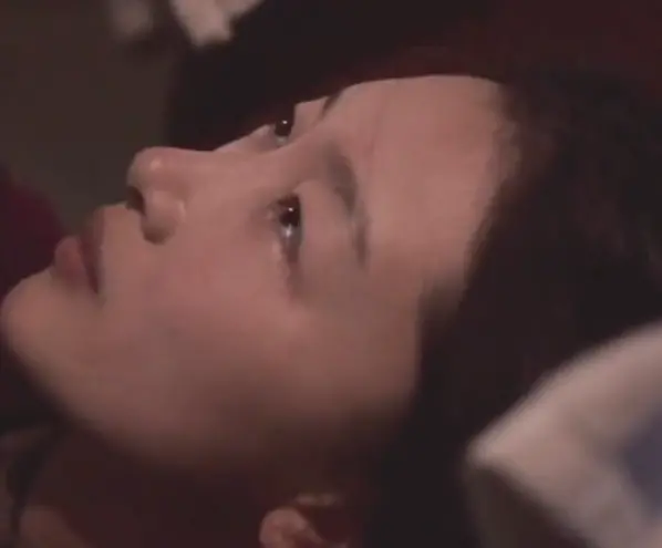 周冬雨片场被狂扇耳光！被掐脖子眼泛泪光，对手演员不忍心用力-周冬雨咬