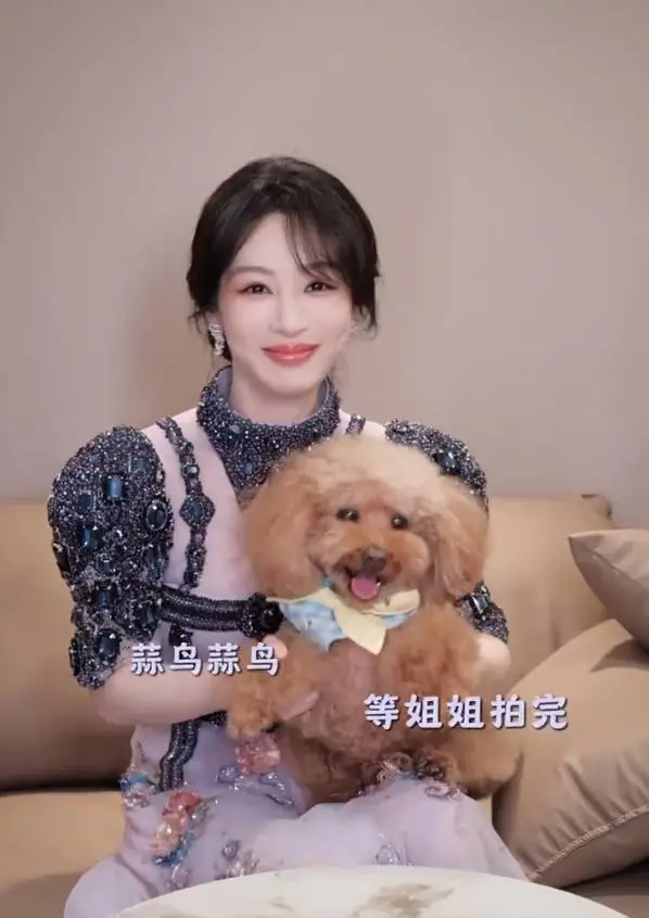 杨紫笑容灿烂，心情大好。
