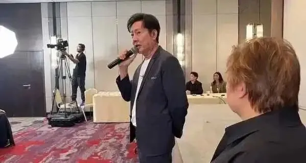 穿着西装笔挺的男子正在演讲AI 生成的内容可能不正确。