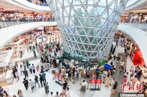 中免集团三亚国际免税城吸引众多顾客前来购物。骆云飞 摄