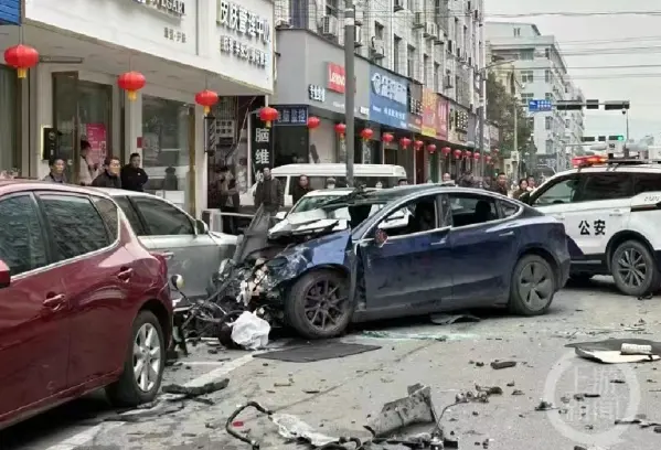 ▲特斯拉追尾公交车后在路边停下。图片来源/视频截图