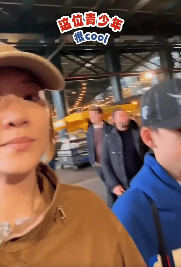 搜狐娱乐讯 22日,应采儿晒出与儿子Jasper的伦敦生活日常,母子俩一起品尝了伦敦美食,十分惬意。