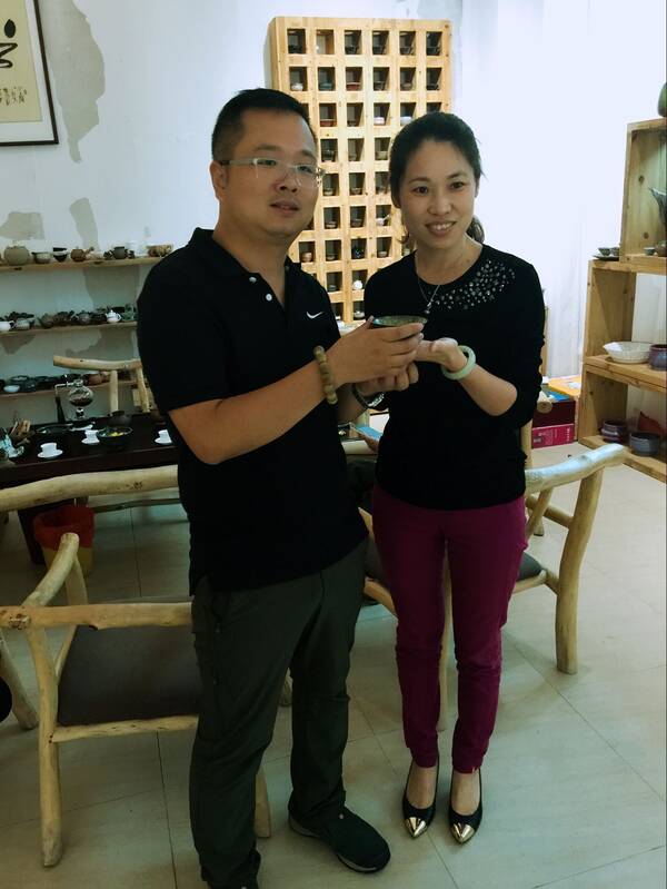 ( 德化沁之陶"掌门人"黄丽君女士赠"兴"字杯与郑燕兴导演)郑燕兴导演