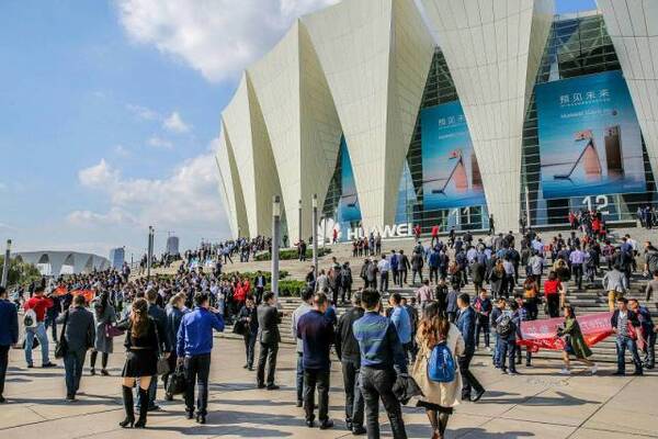 华为手机份额超苹果 Mate10新品发布会余承东