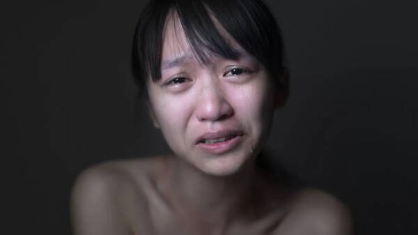 他拍下500个女孩落泪的瞬间美到心碎
