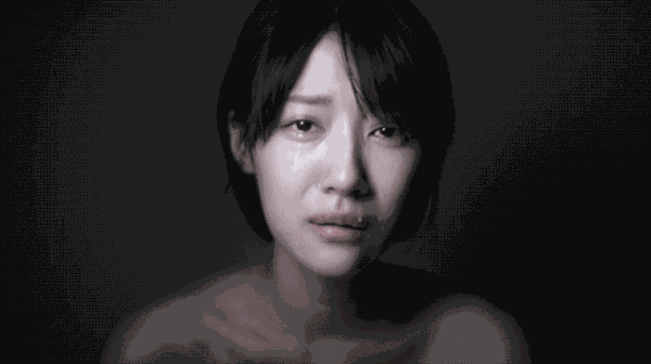 他拍下500个女孩落泪的瞬间美到心碎