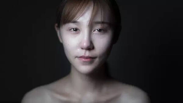 反而真实的自己,真实的哭泣都没有记录,这也是我想创作《哭泣女孩》的