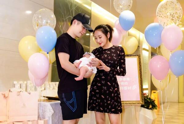 杜若溪晒女儿侧脸照 调侃自己一孕傻三年