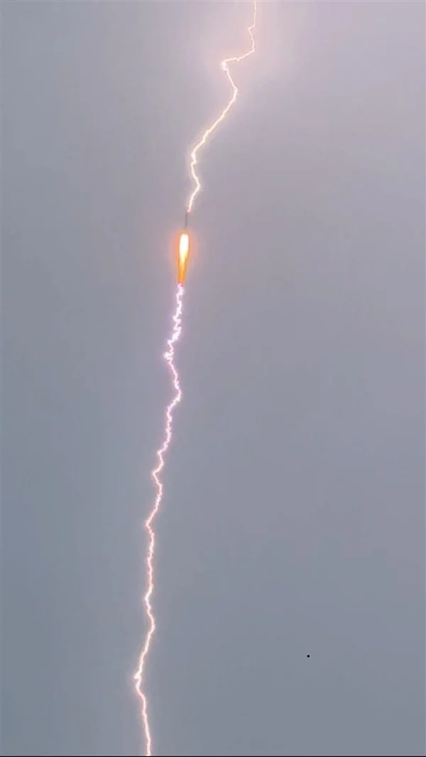 长三乙成功发射天链二号06星！火箭飞行途中遭遇雷击 闪电清晰可见