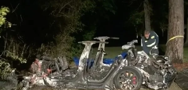 特斯拉Model S撞树后起火两人死亡 驾驶座无人！官方公布真相