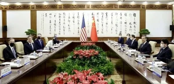 6月19日，中共中央政治局委员、中央外办主任王毅在北京会见美国国务卿布林肯。图源：央视新闻