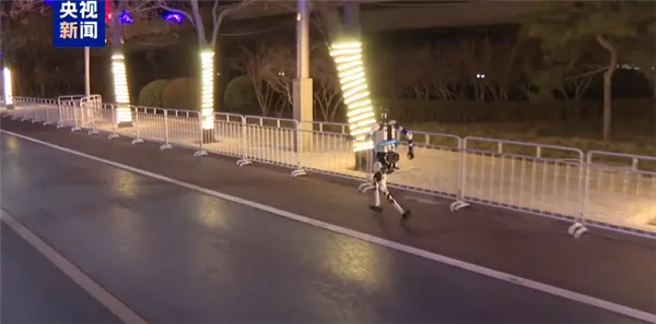 2026人形机器人半程马拉松官宣：超300台机器人参加 支持自主导航、遥控