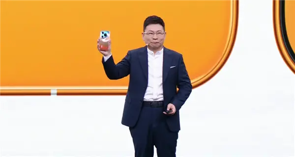 华为Pura 90 Pro Max亮相：业界首发双色渐变金属中框