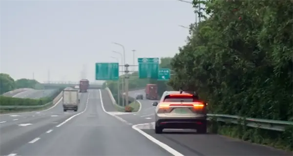 蔚来演示行业首个量产“紧急自主靠边停车“：高管疑内涵余承东