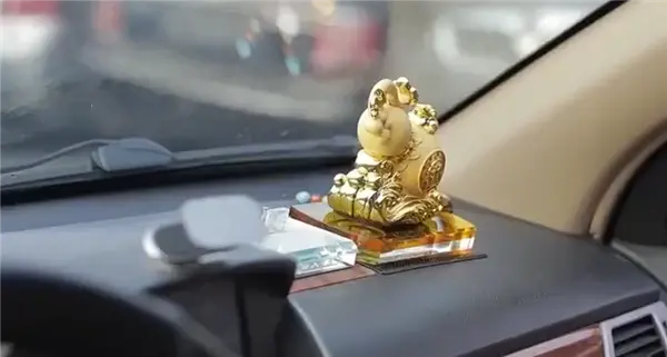 看完一身冷汗 消防实测方向盘上贴钻危险多大：秒变&ldquo;阔剑地雷&rdquo;