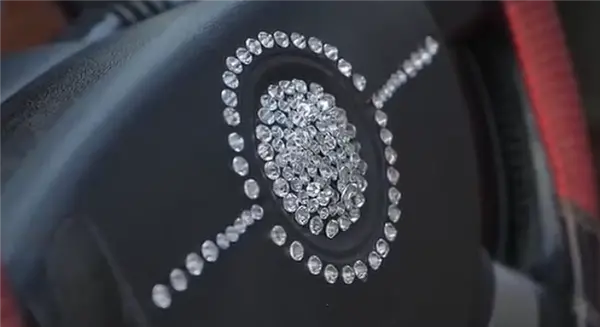 看完一身冷汗 消防实测方向盘上贴钻危险多大：秒变&ldquo;阔剑地雷&rdquo;